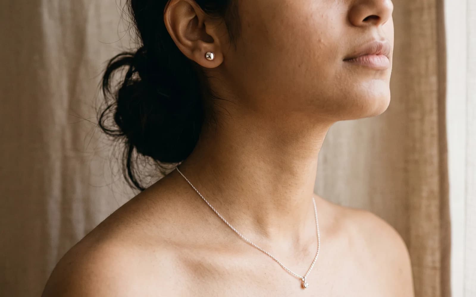A model wearing a fine silver chain from Shrinika Jewellery